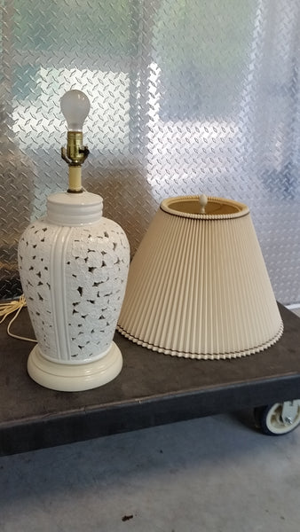 VINTAGE FREDERICK COOPER RETICULATED "BLANC DE CHINE" LAMP W/SHADE 🍀