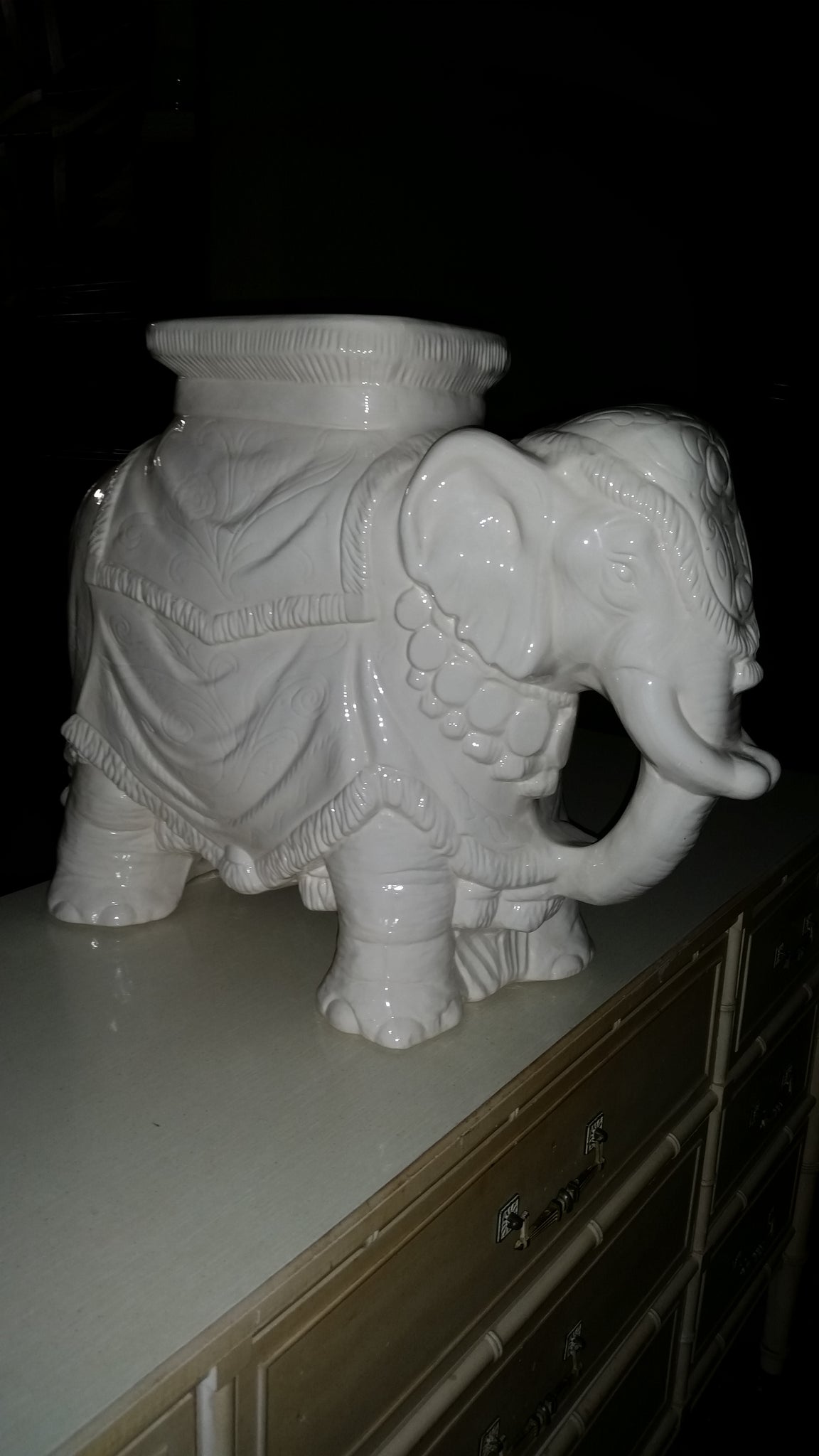 VINTAGE WHITE CERAMIC ELEPHANT PLANT STAND/ACCENT TABLE ~ MISC